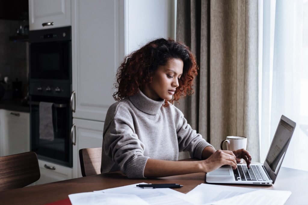 How to Create a Shipping Policy: Tips, Examples and a Free Template